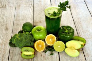 Zielone warzywa, owoce, cytryna, zielone smoothie
