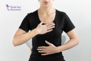 Zdjęcie korpusu modelki wraz z ułożeniem rąk do ćwiczenia oddechowego – jedna ręka na klatce piersiowej, druga na brzuchu