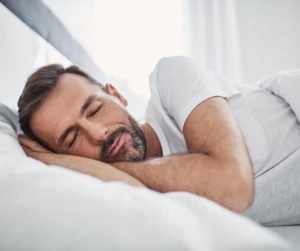 śpiący mężczyzna - Higiena snu