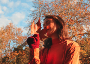 Kobieta chora na astmę podczas jesieni 